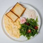 Скрембл с булочкой и страчателлой