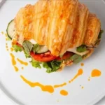 Круассан с лососем и руколлой