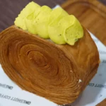 Круассан Нью-Йорк ролл малина и фисташка